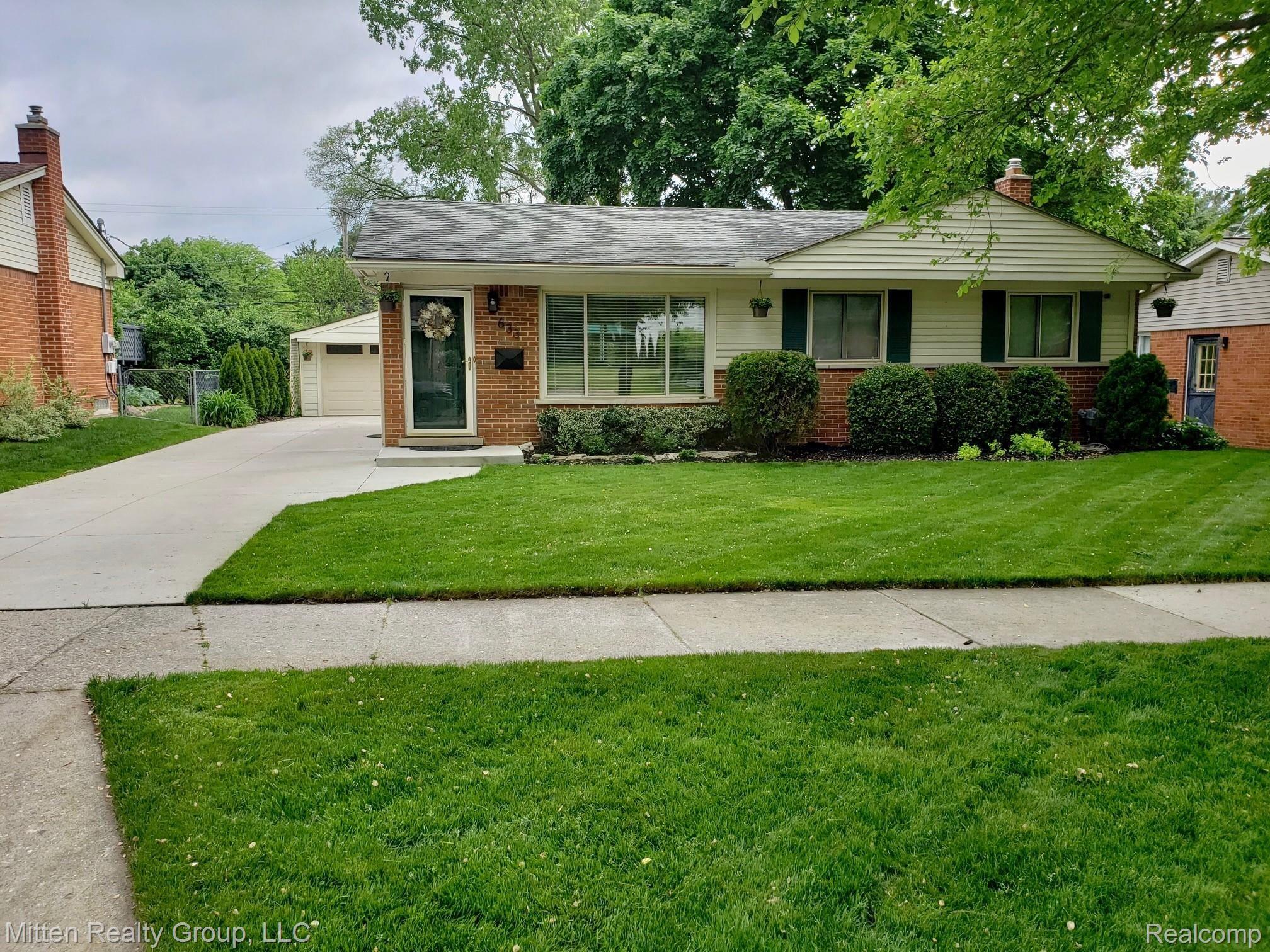 633 Rewold Drive Rochester, MI 48307 - Photo 2 of 19 IMG_1474.jpg