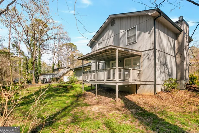a view of a house with a yard