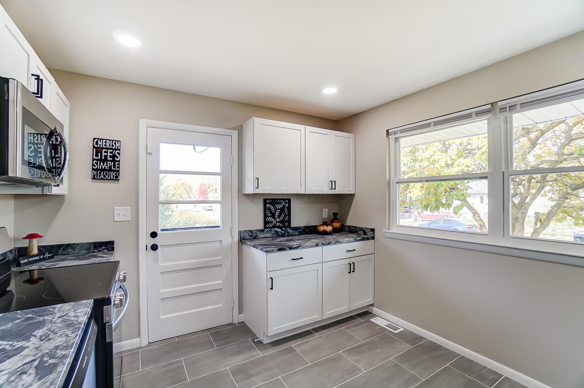 2777 Hillgate Road Columbus, OH 43207 - Photo 10 of 38 Kitchen