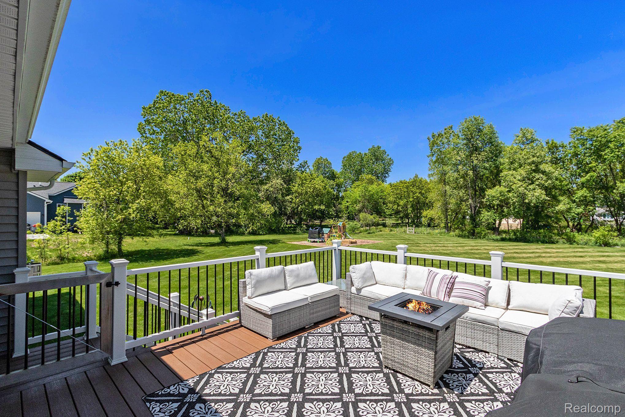 AMAZING VIEWS & TREX DECK (2020)