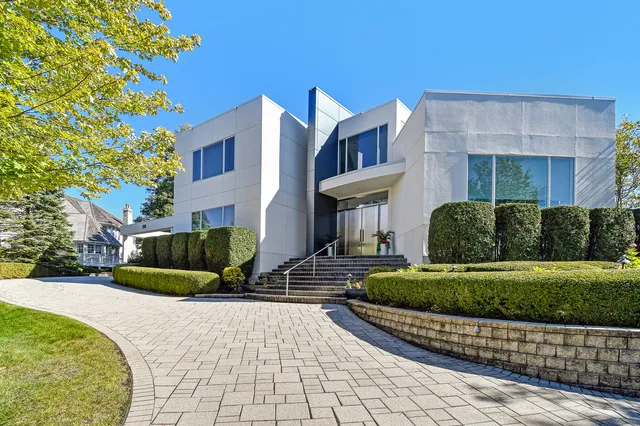 $2,300,000 | 9233 Falling Waters Drive West, Burr Ridge, IL 60527