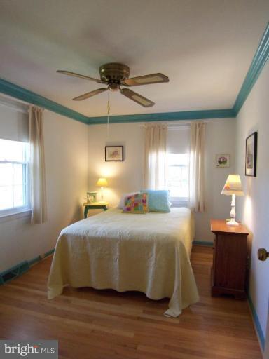 28 Severndale Road Severna Park, MD 21146 - Photo 12 of 25 Hardwood, crown molding & overhead fan