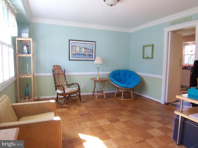 28 Severndale Road Severna Park, MD 21146 - Photo 4 of 25 Chair rail, crown molding, overhead lighting.