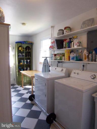 28 Severndale Road Severna Park, MD 21146 - Photo 8 of 25 Laundry/utility/mud room