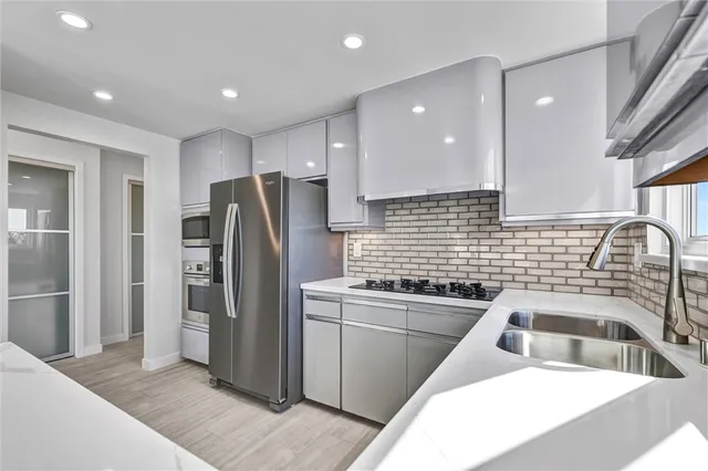 $2,190,000 | 1210 1st Place, Hermosa Beach, CA 90254