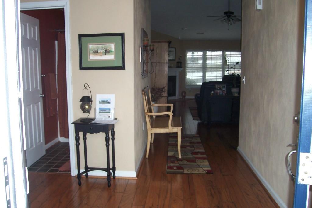 6809 Albert Road Roanoke, VA 24019 - Photo 3 of 13 Entrance Into Home