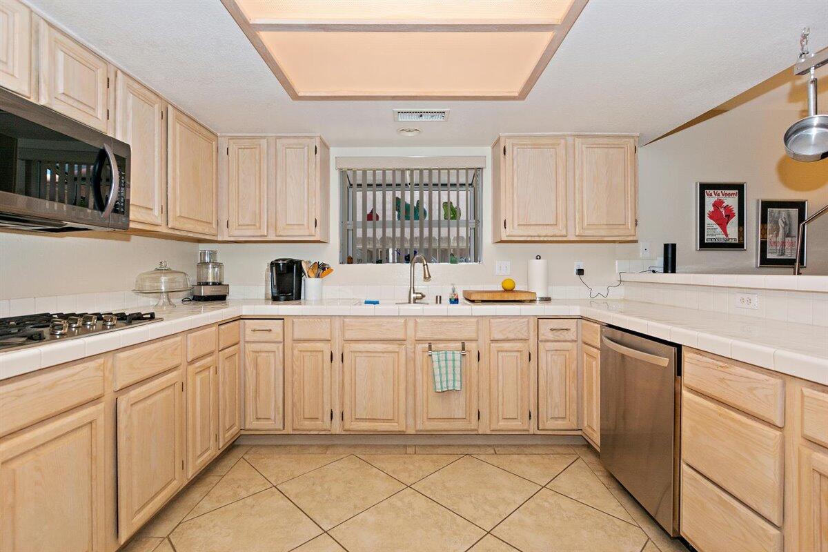 68430 Tortuga Road Cathedral City, CA 92234 - Photo 26 of 32 07-Kitchen