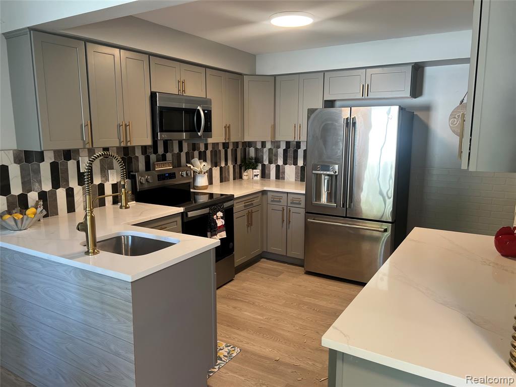 1932 Henbert Road West Bloomfield, MI 48324 - Photo 11 of 46