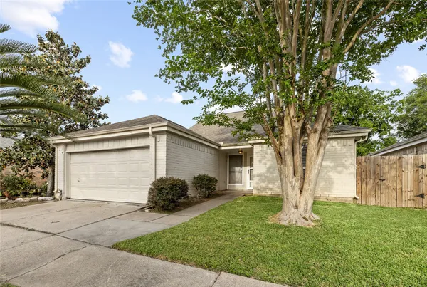 $1,950 | 6327 Lynkat Lane, Houston, TX 77083
