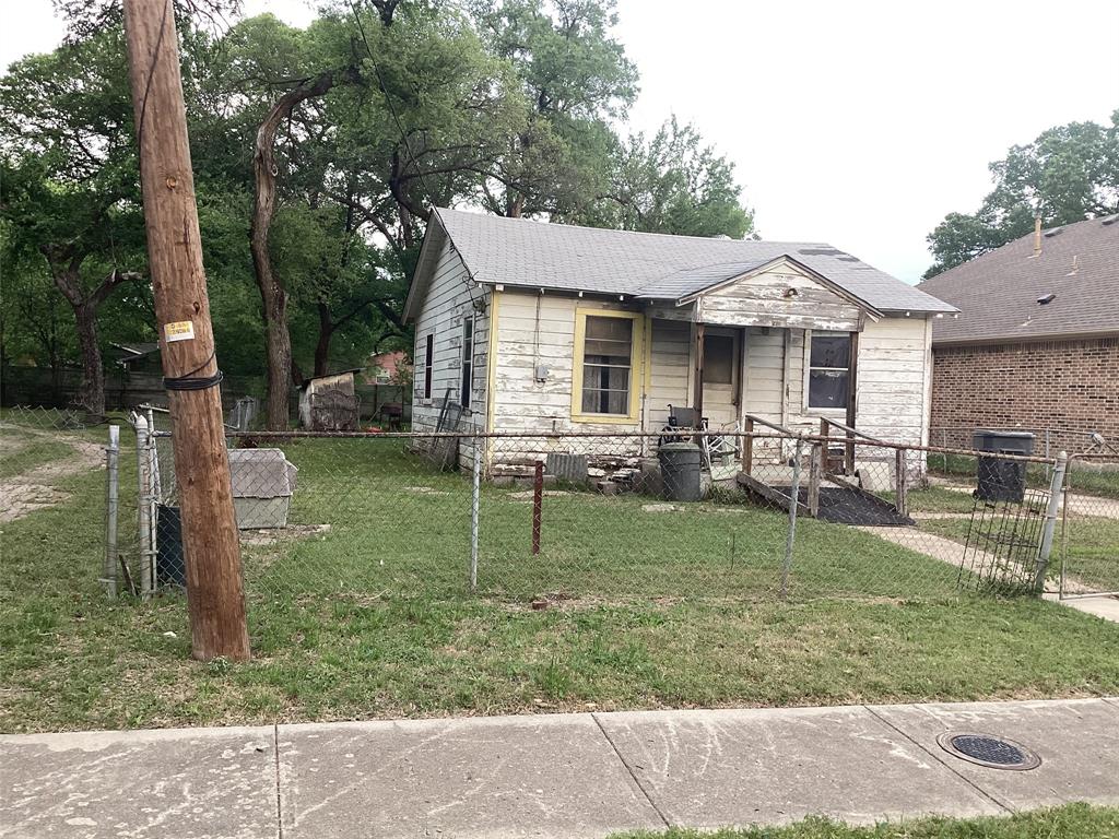 a view of a yard in front of house