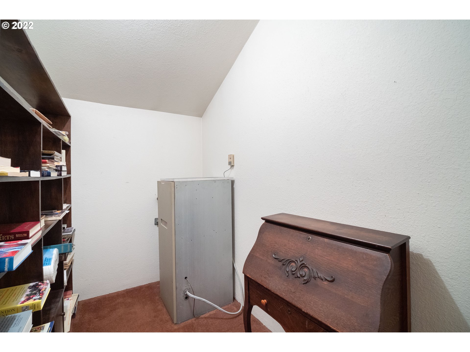 378 Racoon Road Oakland, OR 97462 - Photo 18 of 32 a view of a hallway with workspace