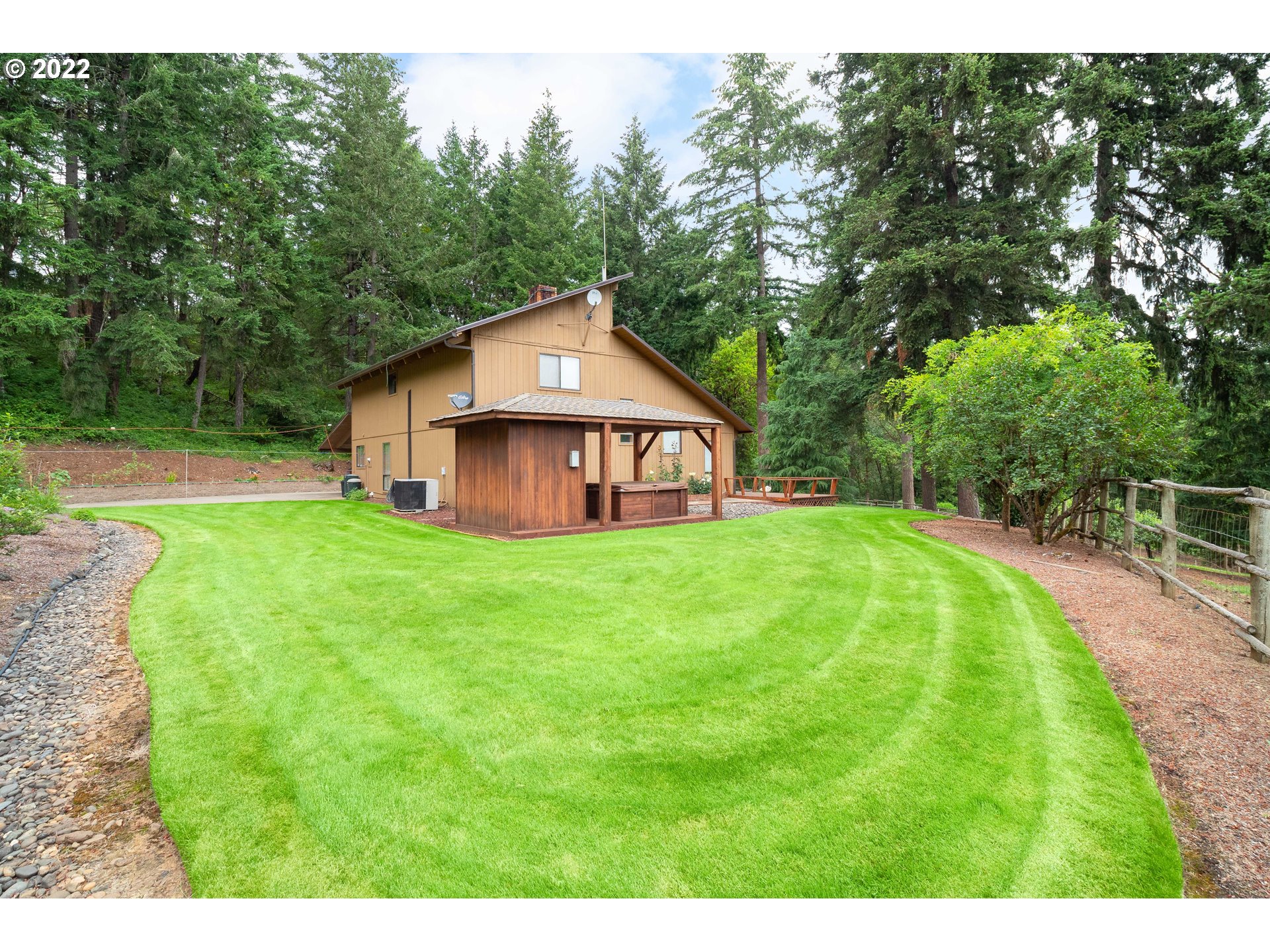 378 Racoon Road Oakland, OR 97462 - Photo 4 of 32 a front view of a house with garden