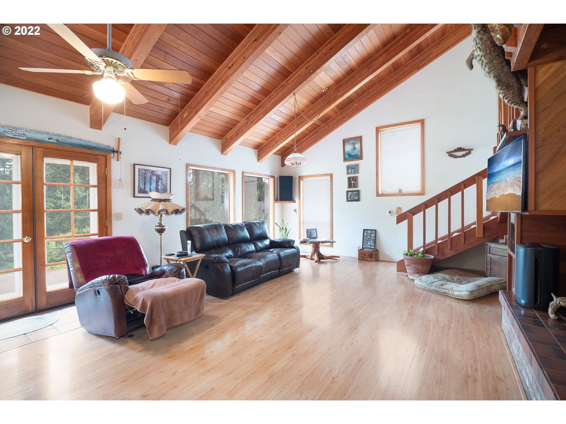 378 Racoon Road Oakland, OR 97462 - Photo 7 of 32 a living room with furniture and a wooden floor
