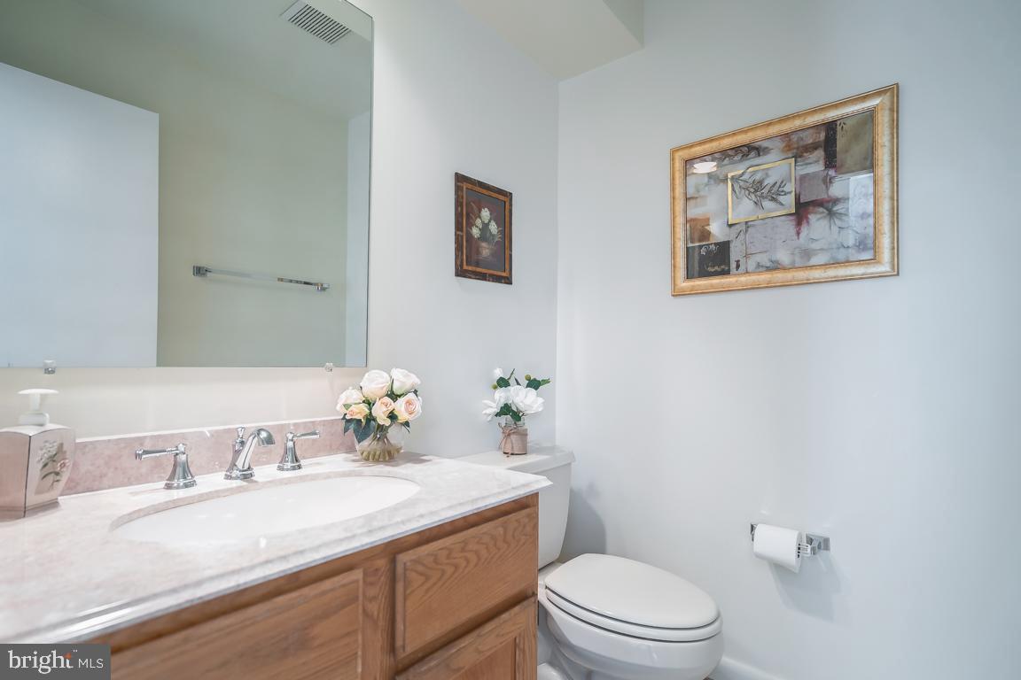 1315 Wedgewood Manor Way Reston, VA 20194 - Photo 17 of 40 Main Level Powder Room
