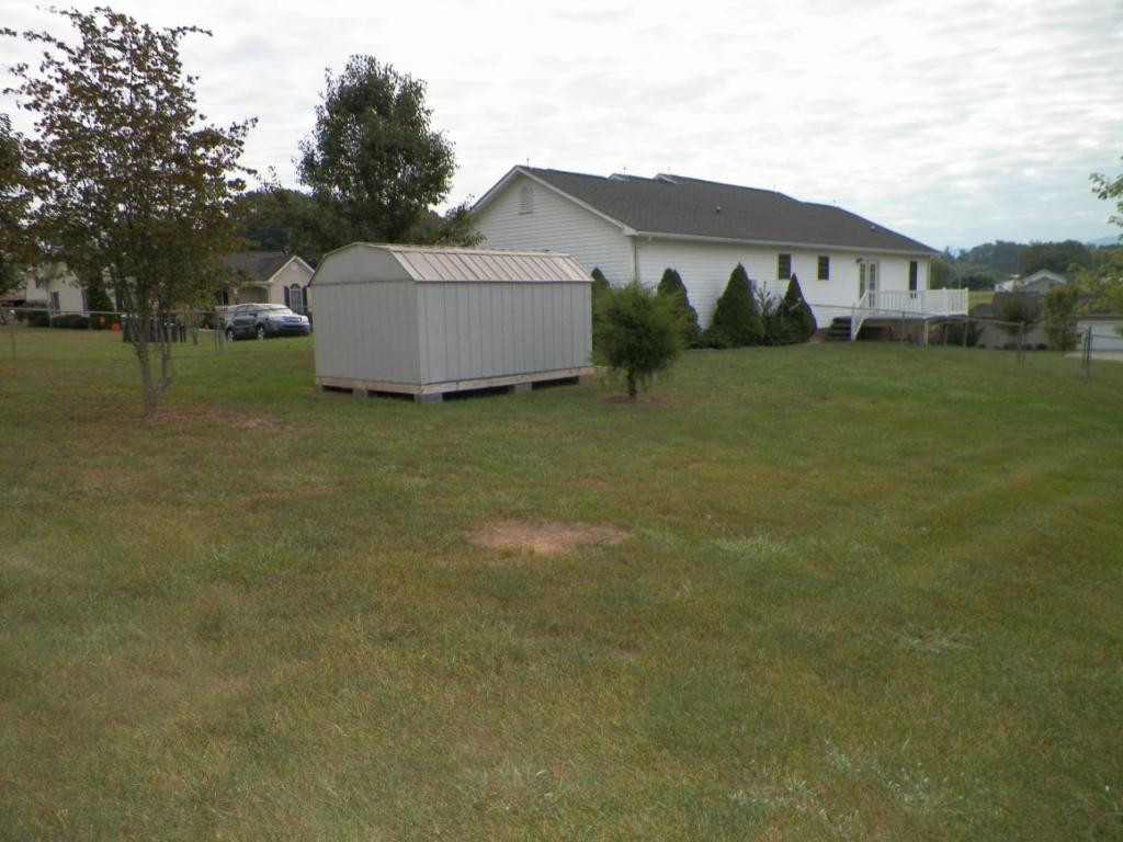303 Reed Avenue Greeneville, TN 37743 - Photo 16 of 36 Corner of fenced area to house