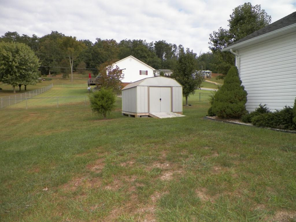 303 Reed Avenue Greeneville, TN 37743 - Photo 18 of 36 Other corner of fenced yard