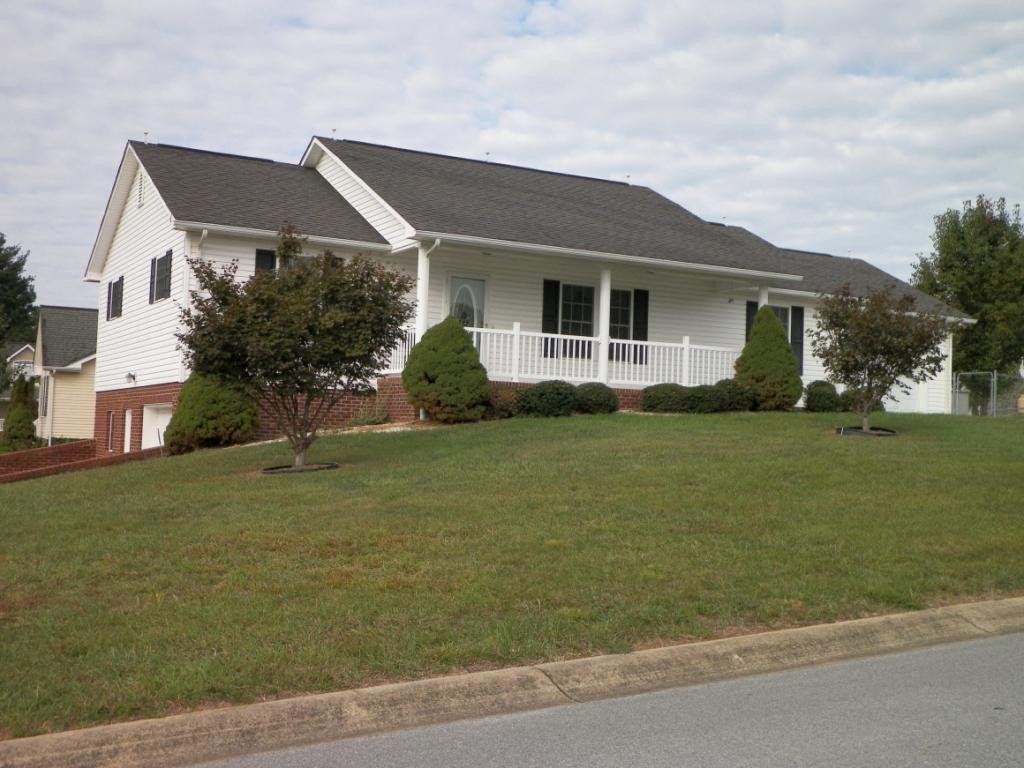 303 Reed Avenue Greeneville, TN 37743 - Photo 2 of 36 Garages up and down