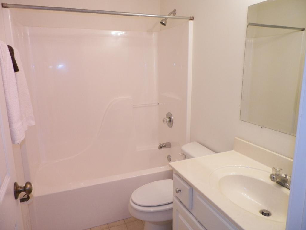 303 Reed Avenue Greeneville, TN 37743 - Photo 26 of 36 Hallway Bath