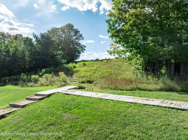 a view of a backyard