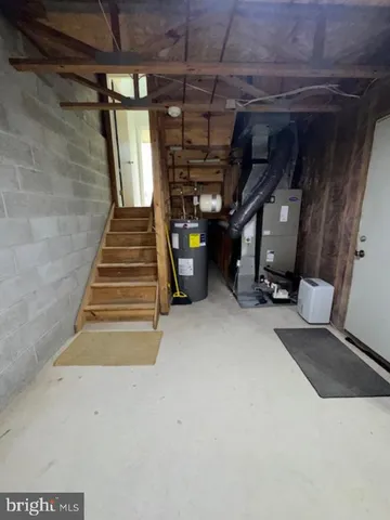 a view of yard with trees