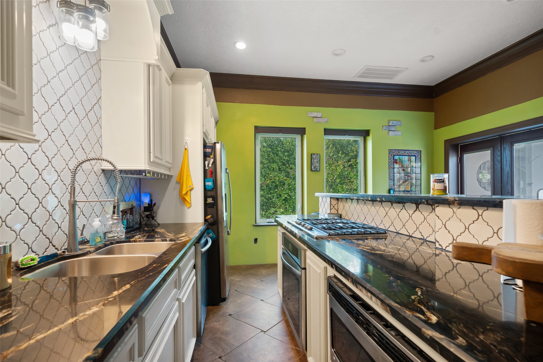 614 Pine Gully Road Seabrook, TX 77586 - Photo 11 of 49 a kitchen with a sink and a stove top oven
