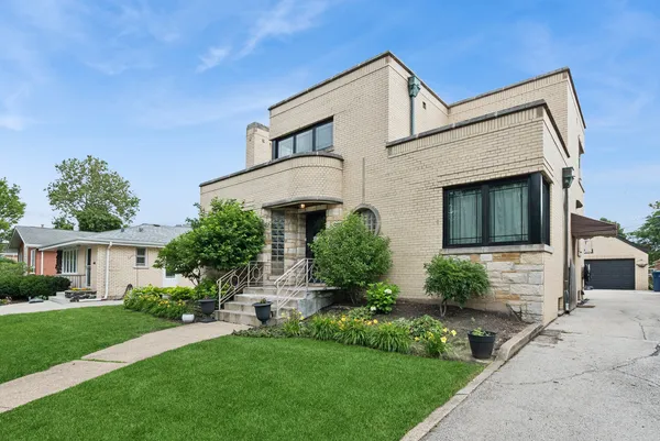 $599,000 | 10155 South Clifton Park Avenue, Evergreen Park, IL 60805