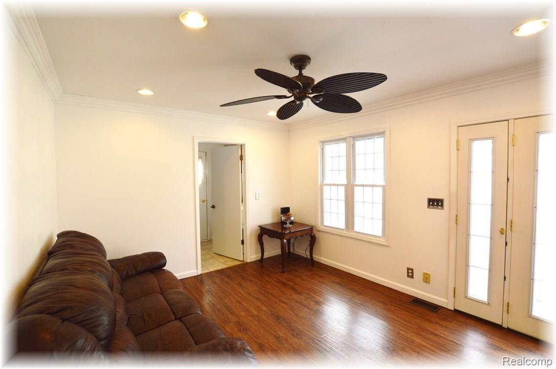 3160 Longview Avenue Rochester, MI 48307 - Photo 13 of 37 13-Living Room.JPG