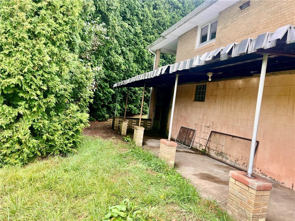946 Herman Butler, PA 16002 - Photo 3 of 20 a backyard of a house with table and chairs