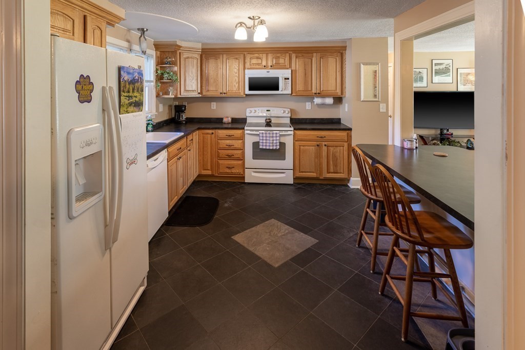 236 Maureen Road Bellingham, MA 02019 - Photo 5 of 23 Gallery Image 5