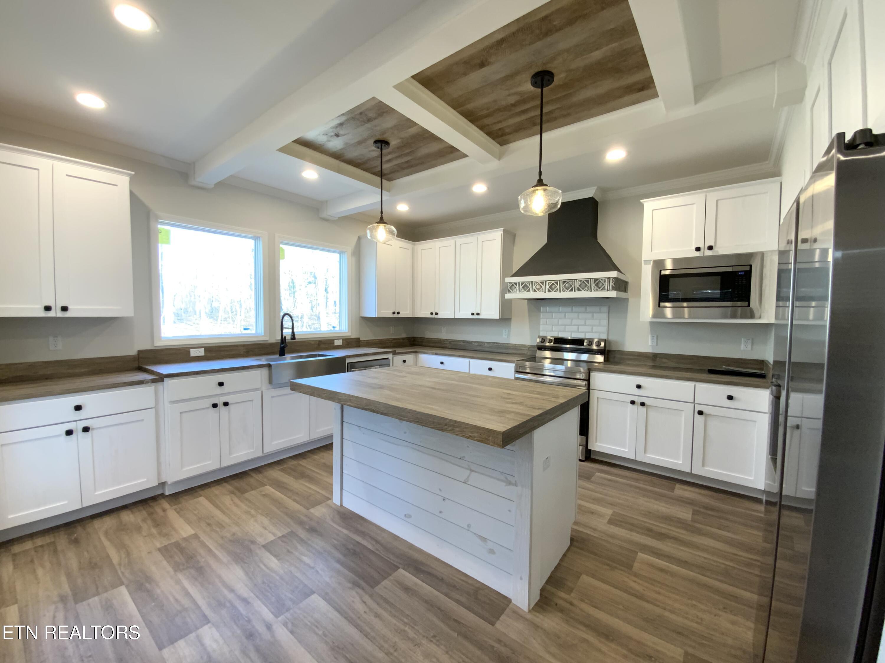 436 Pilot Mountain Road Sunbright, TN 37872 - Photo 2 of 25 IMG_2971