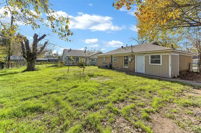 a view of a house with a backyard