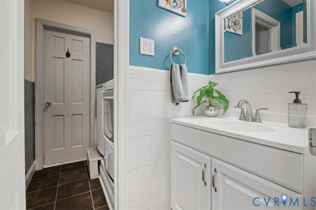 18522 Goode Lane Dinwiddie, VA 23841 - Photo 31 of 99 a bathroom with a sink and a mirror