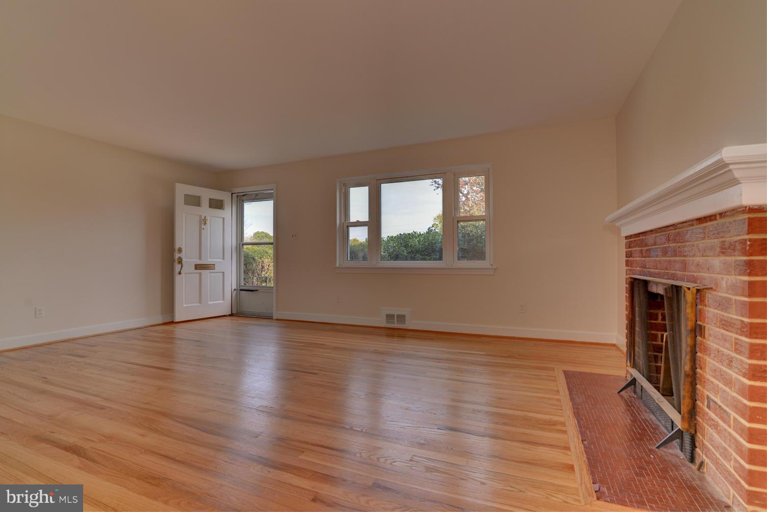 5902 Craig Street Springfield, VA 22150 - Photo 5 of 21 Living Room