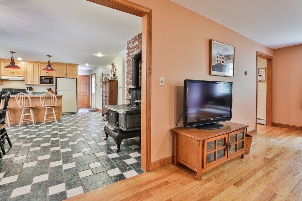 10 Byfield Road Groveland, MA 01834 - Photo 11 of 32 Gallery Image 11
