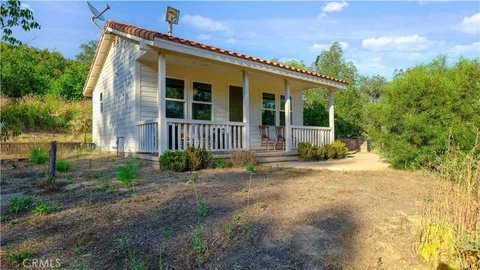 a view of a house with backyard and garden