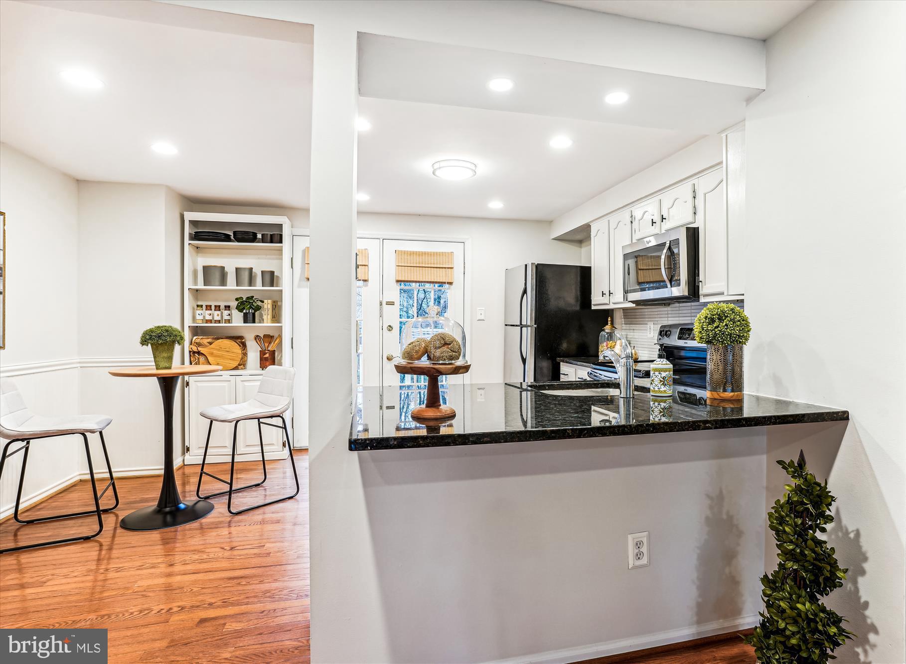 1637 Fieldthorn Drive Reston, VA 20194 - Photo 11 of 41 Kitchen