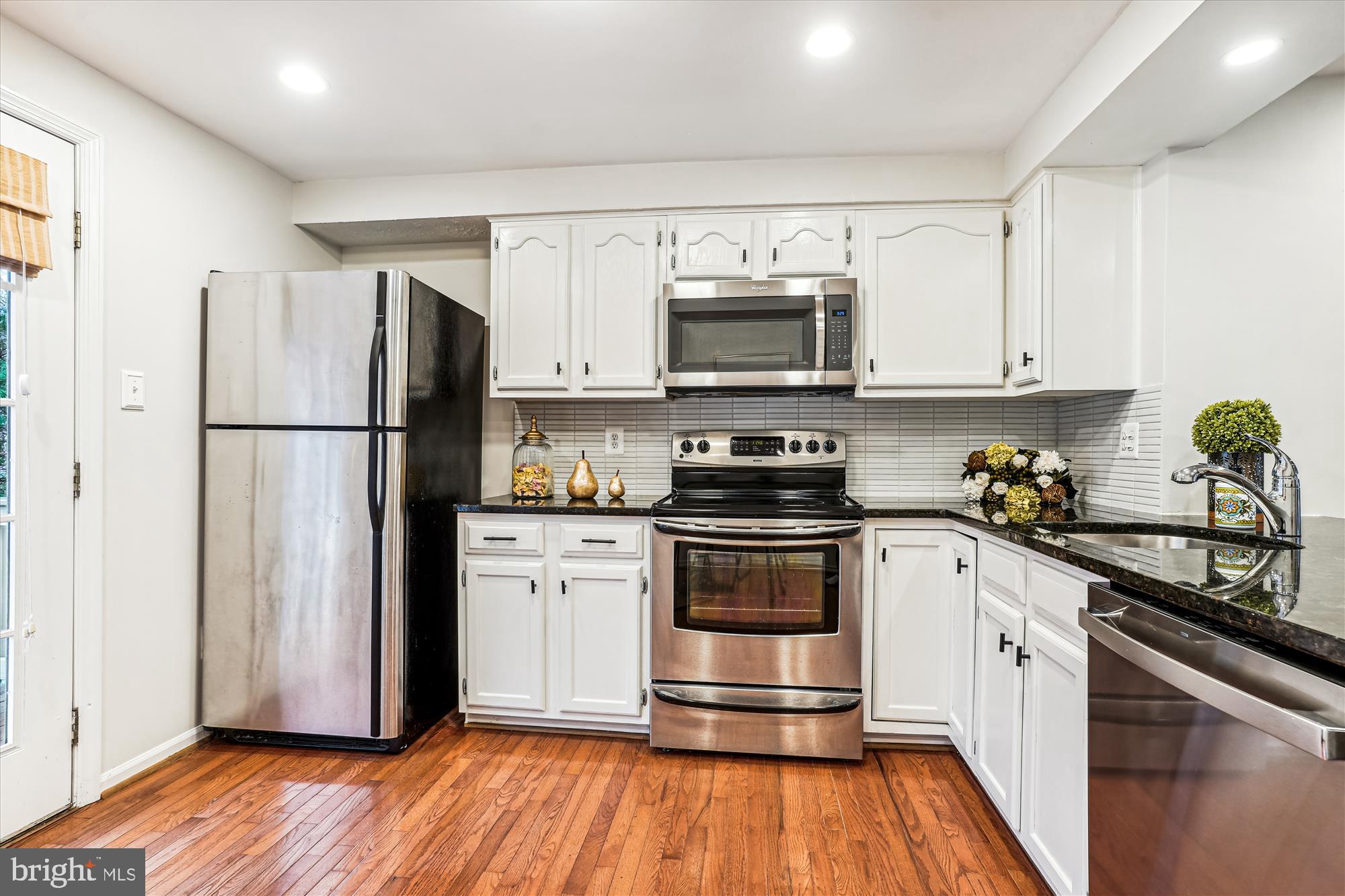 1637 Fieldthorn Drive Reston, VA 20194 - Photo 10 of 41 Kitchen