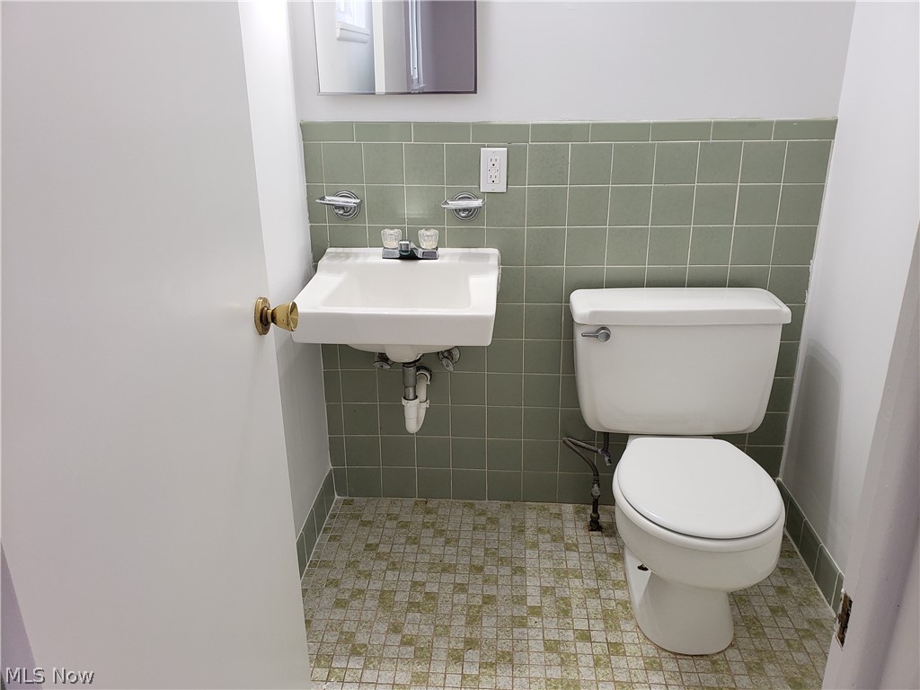 11415 Ferry Road Chesterland, OH 44026 - Photo 17 of 31 half bath off the master