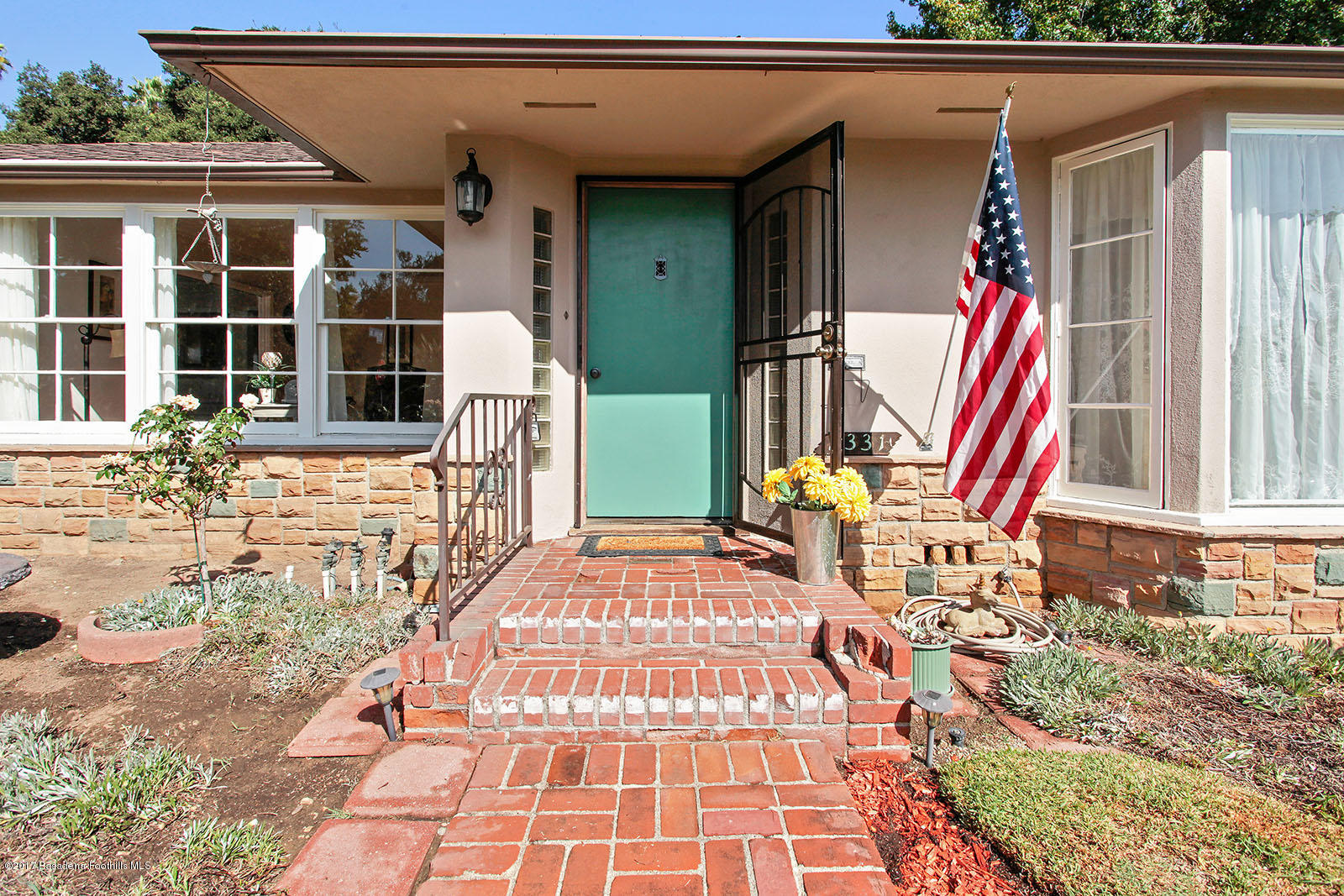2331 Galbreth Road Pasadena, CA 91104 - Photo 5 of 39 06