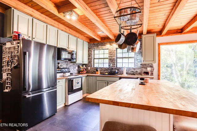 $315,000 | 643 Airport Road, Oakdale, TN 37829