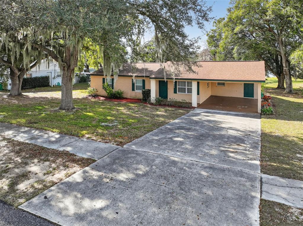 309 North 8th Street Dundee, FL 33838 - Photo 76 of 91 a view of a yard in front of a house with large trees