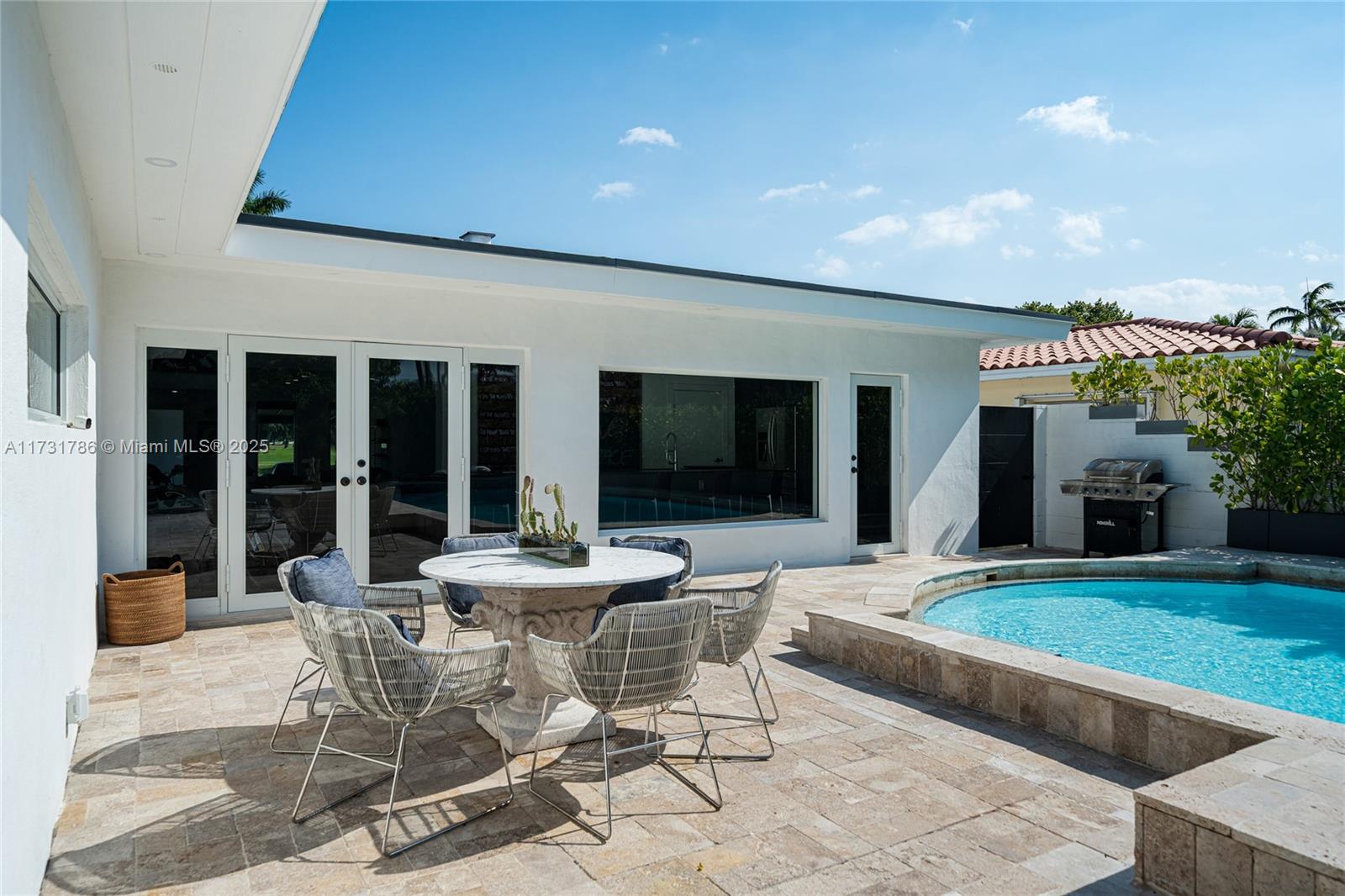 835 Fairway Drive Miami Beach, FL 33141 - Photo 20 of 39 a outdoor space with a table and chairs