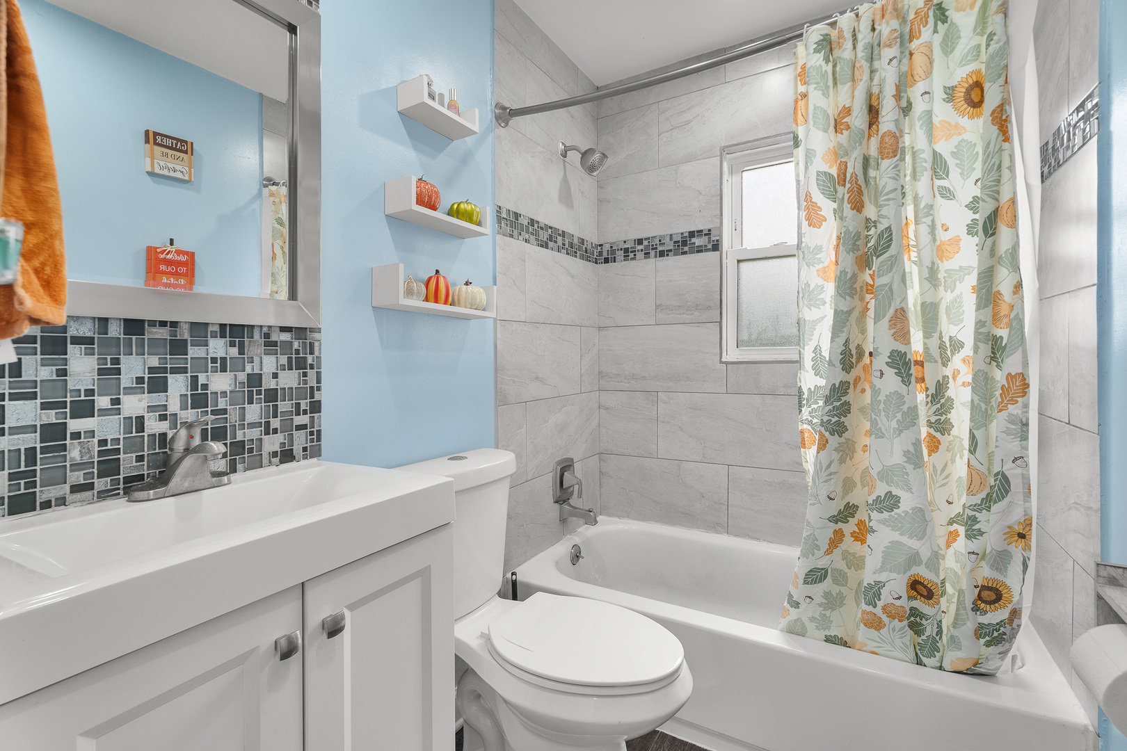 302 South Oltendorf Road Streamwood, IL 60107 - Photo 12 of 19 a bathroom with a sink toilet and shower