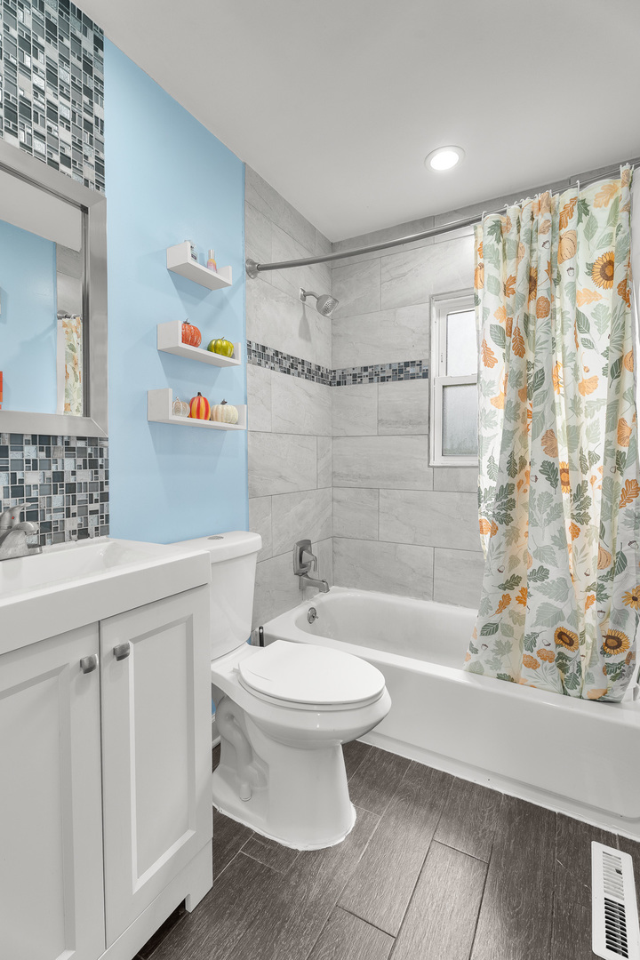 302 South Oltendorf Road Streamwood, IL 60107 - Photo 13 of 19 a bathroom with a sink toilet and shower