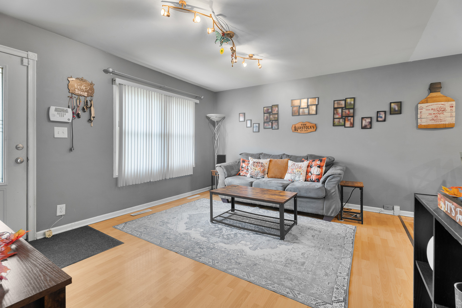 302 South Oltendorf Road Streamwood, IL 60107 - Photo 4 of 19 a living room with furniture and a window