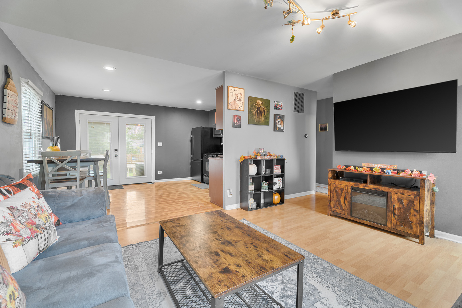 302 South Oltendorf Road Streamwood, IL 60107 - Photo 5 of 19 a living room with furniture and a flat screen tv