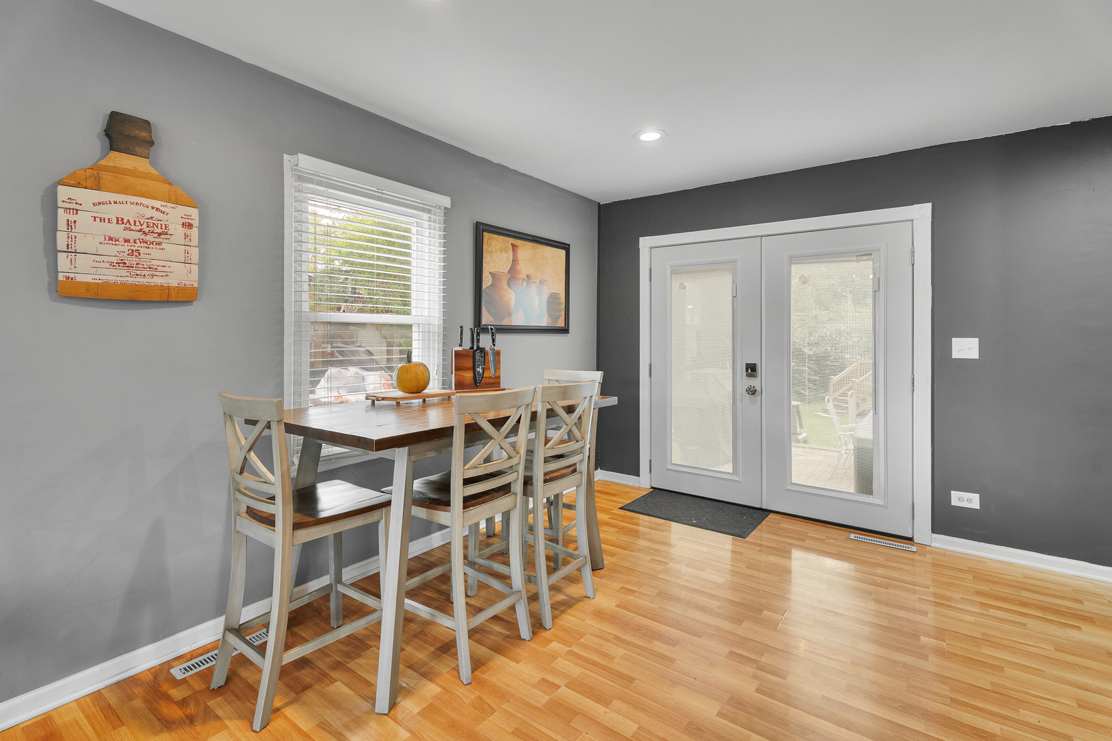 302 South Oltendorf Road Streamwood, IL 60107 - Photo 8 of 19 a dining room with furniture and window