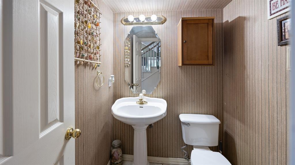 1508 Valley Creek Road Denton, TX 76205 - Photo 21 of 33 a bathroom with a sink toilet and a mirror
