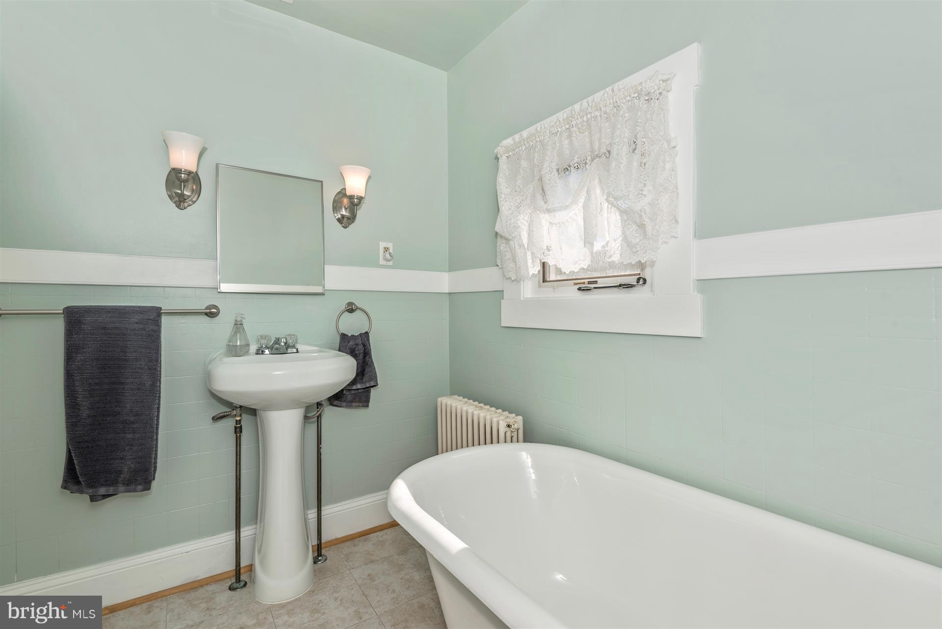 9402 North Laurel Road Laurel, MD 20723 - Photo 15 of 30 Upper Level Bathroom