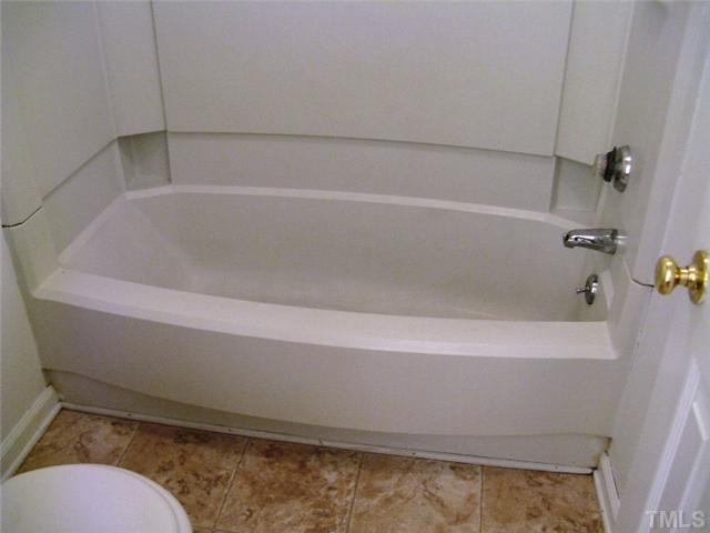 5526 Hamstead Crossing Raleigh, NC 27612 - Photo 13 of 24 a bathroom with a bath tub